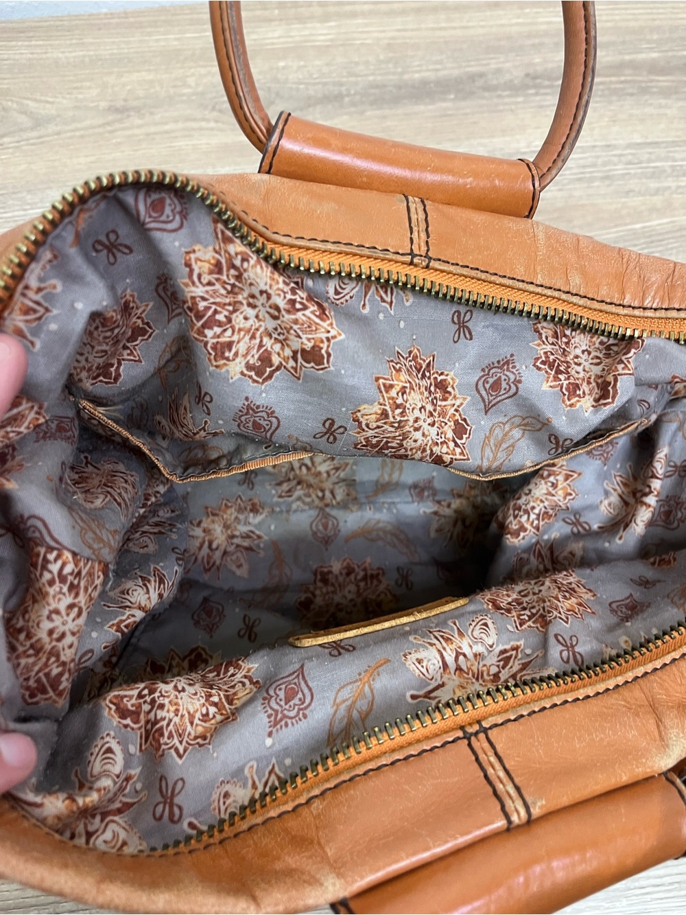 HOBO Sheila Medium Satchel - Picture 10 of 10